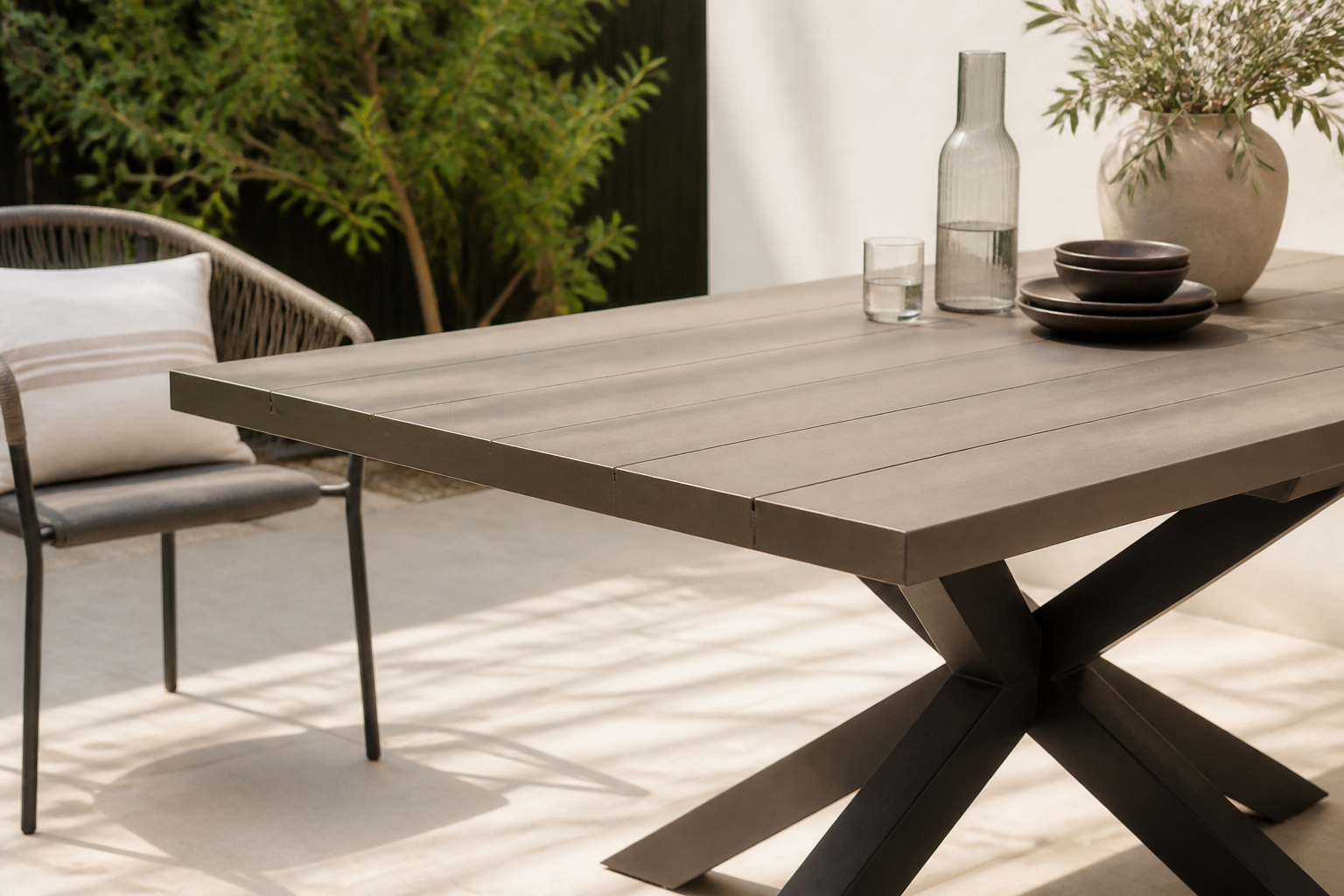 Keramiek vs polywood: welke tuintafel koop je?